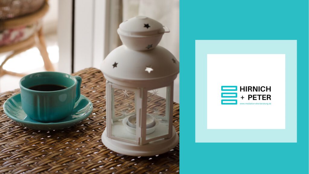 Barrierefrei: Ein Bild von einer Tasse Kaffee und einem Teelichthalter sowie das Logo von Hirnich + Peter.